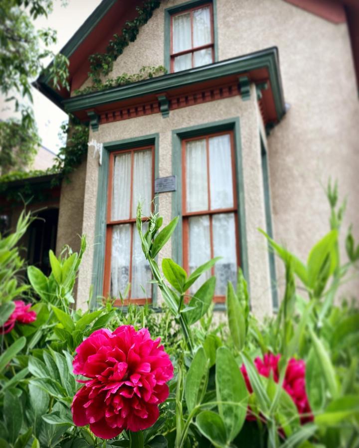 Pansy'S Parlor Bed & Breakfast 戈尔登 外观 照片