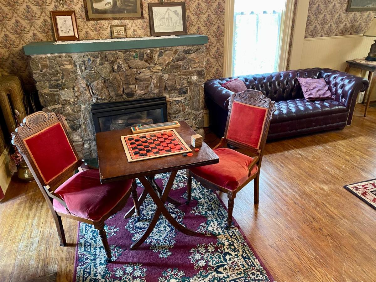 Pansy'S Parlor Bed & Breakfast 戈尔登 外观 照片